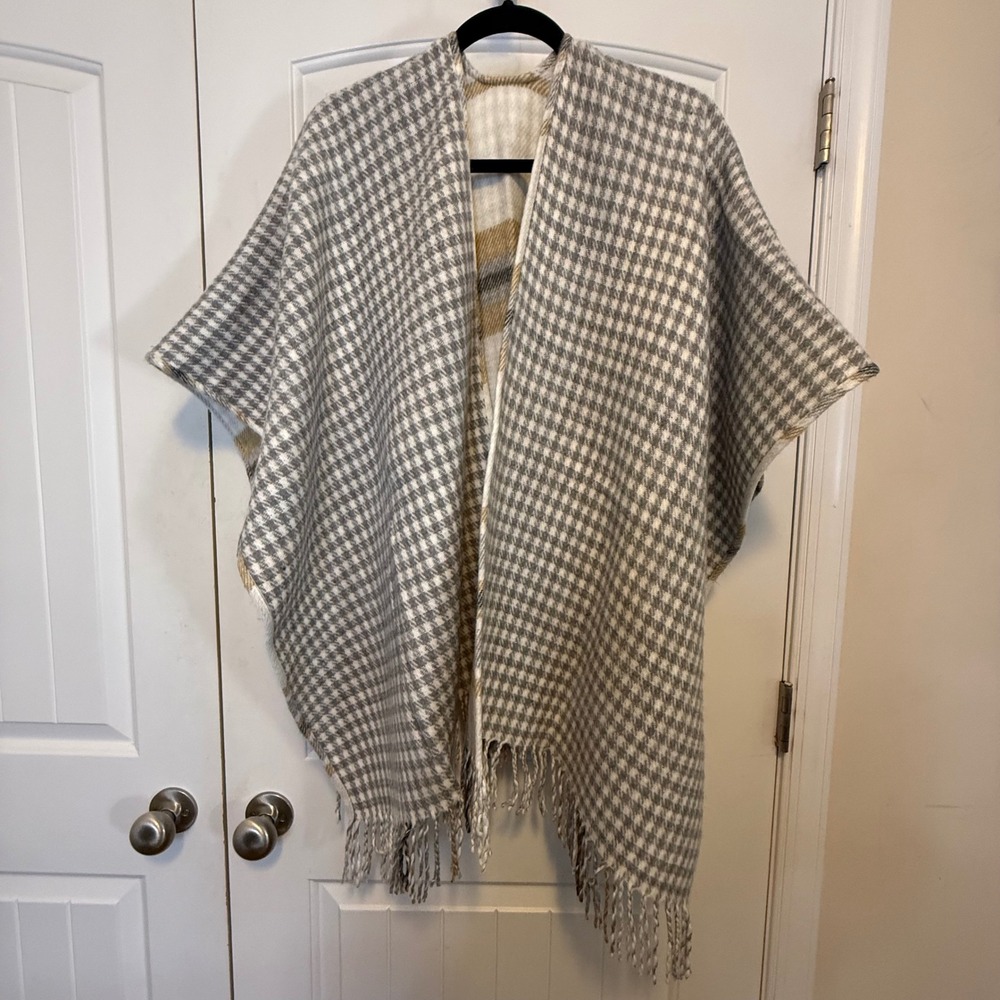 Chicos Reversible Plaid Houndstooth Shawl Cape Poncho Wrap Fringe Tan Grey OS - Picture 4 of 10